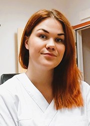 Frida Eriksson i vit busarong.