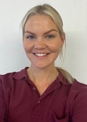 Lovisa Ahlén i vinröd pikétröja.