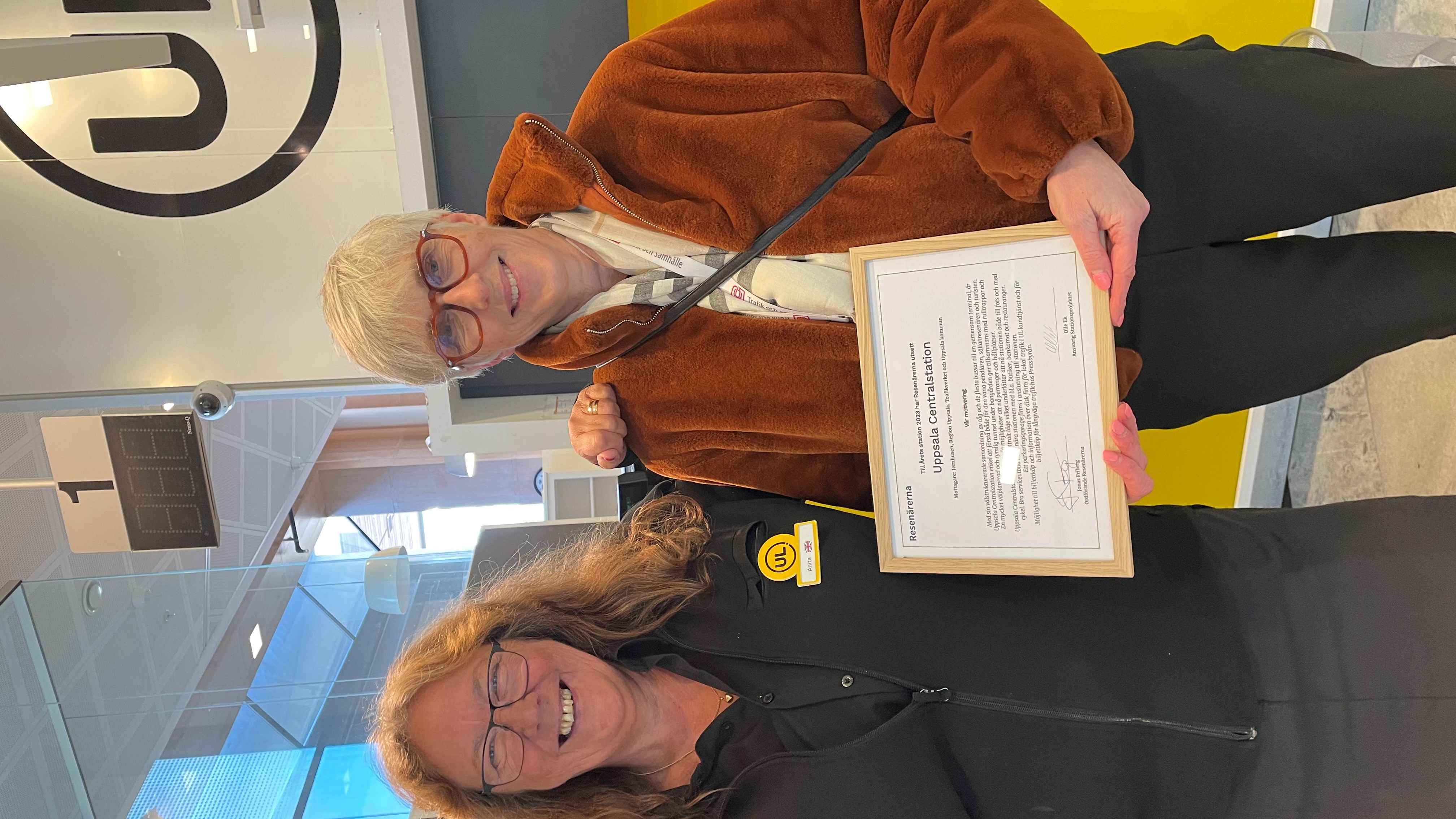 Karin Svingby, trafikdirektör, Region Uppsala, och Anita Johansson UL:s kundtjänst är stolta över utmärkelsen "Årets station".