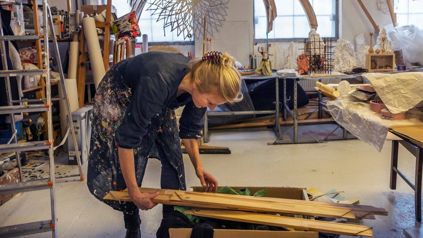 Person som står framför staffli och målar