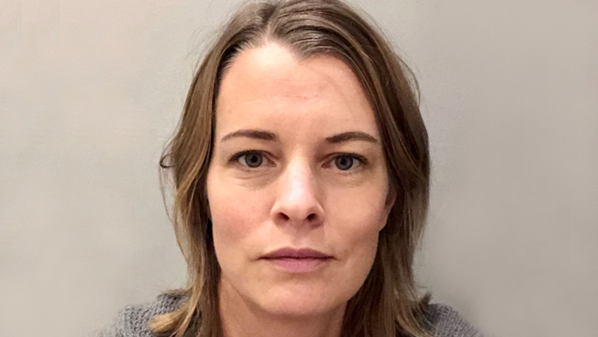 N&auml;rbild p&aring; f&ouml;rel&auml;saren Frida Wikberg med halvl&aring;ngt ljusbrunt h&aring;r.
