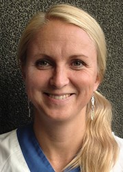 Porträtt Ulirka Larsson med ljust hår och bussarong av sjukhusmodell.