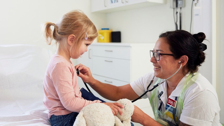 Akutmottagning på sjukhus med ung patient med nalle  och personal i behandlingsrum