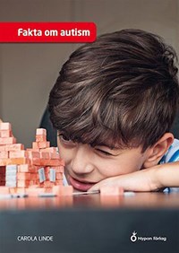 Pojke koncentrerad p&aring; att bygga med sm&aring; klossar; r&ouml;d skylt med texten "Fakta om autism".