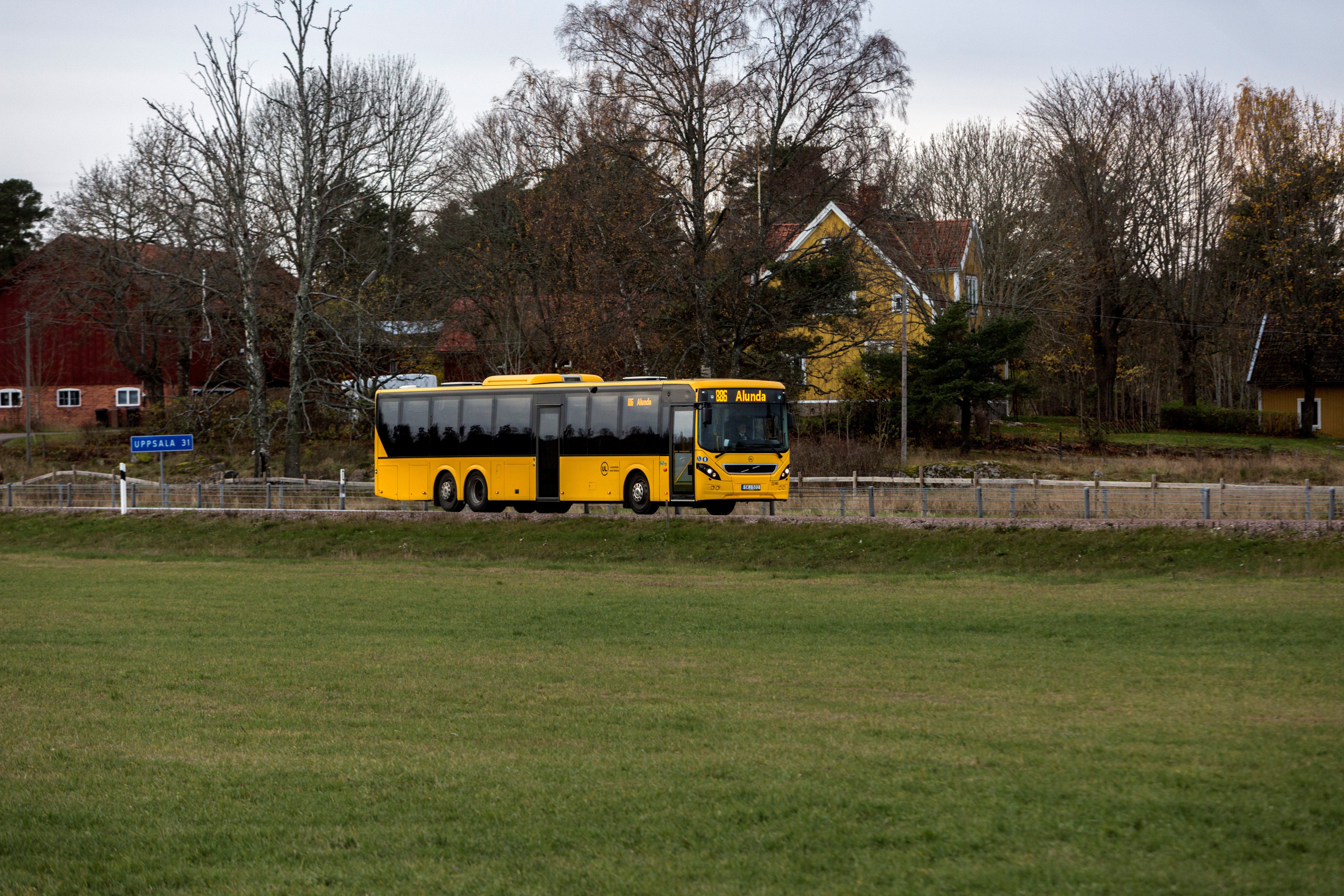 Fortsatt ökad försäljning av 30-dagarsbiljetter till halva priset. Samtidigt ökar resandet, framförallt i Enköping och med regionbussarna. Foto: Staffan Claesson