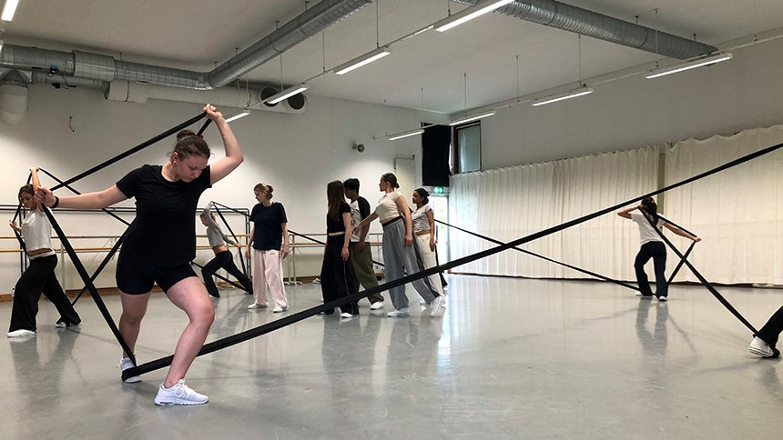 Sommarjobbarna förbereder sig inför föreställning.
