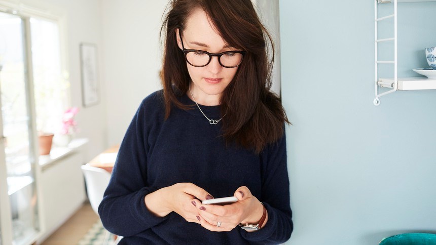 Kvinna och telefon