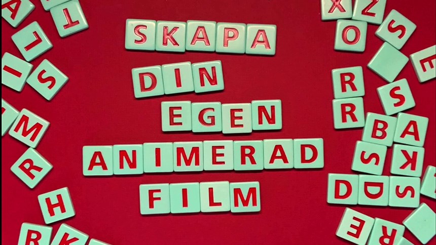 Barn som klipper och klistrar med färgade pappersark.