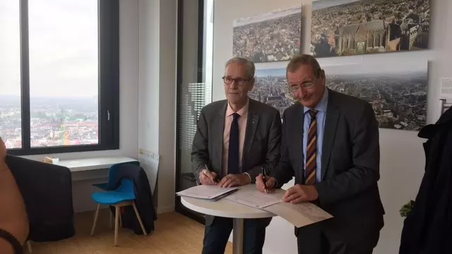 Börje Wennberg, Region Uppsala, och Henk Broeders, Chairman of the Economic Board Utrecht (EBU), skriver under ett letter of intent.