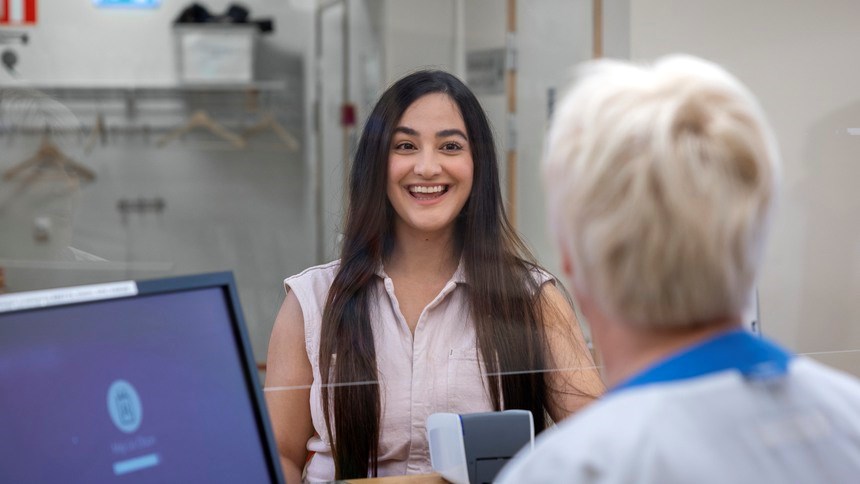 Kvinnlig personal instruerar manlig patient