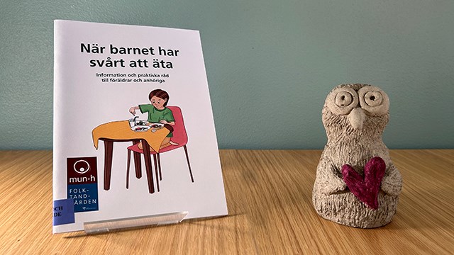 Bokomslag "När barnet har svårt att äta". Illustration med barn sittande vid matbord.