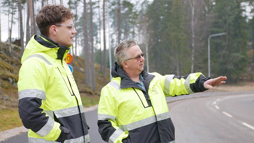 Två medarbetare i gula reflexjackor.