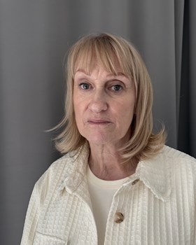 Portr&auml;ttbild p&aring; &Aring;sa Lind. En kvinna med blont, axell&aring;ngt h&aring;r som tittar in i kameran.