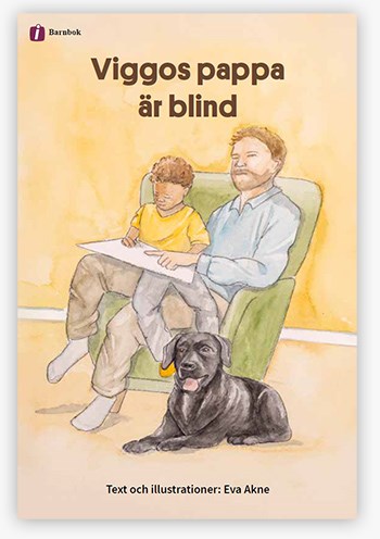 Bokomslag Viggos pappa är blind - Viggo i pappans knä i fåtölj med hunden på golvet bredvid.