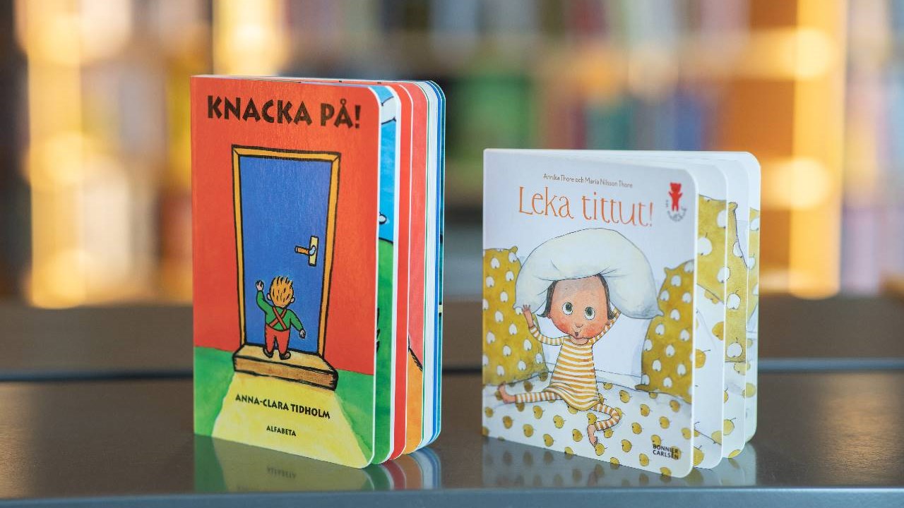 Språknätets gåvoböcker Knacka på! och Leka Tittut