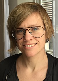 Portättbild Malin Indremo med halvlängt mellanblont hår och glasögon av pilotmodell.