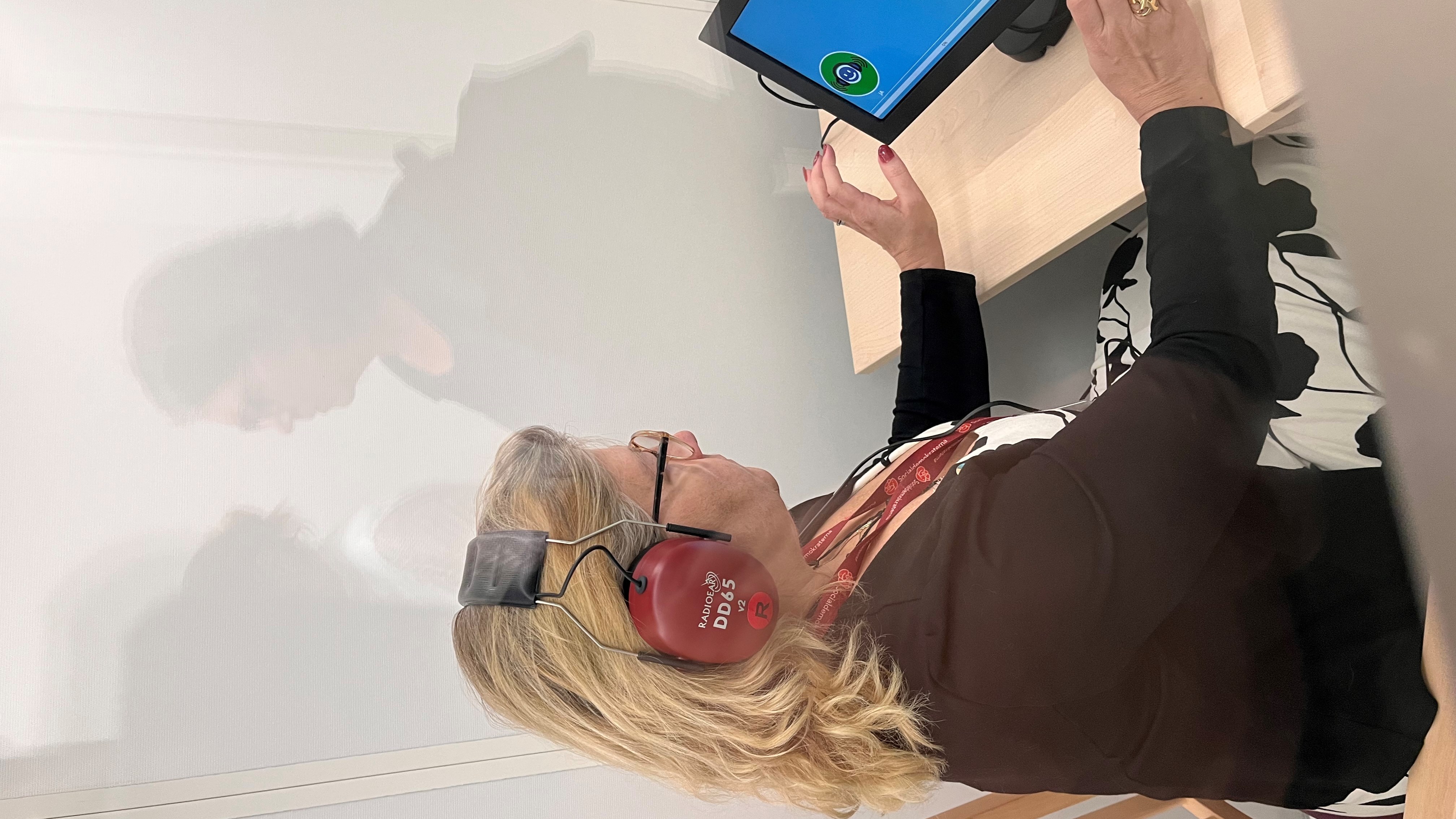 Regionstyrelsens ordförande Helena Proos testade den nya självtestutrustningen.