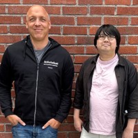Patrik Malmqvist och Niklas Rossi framf&ouml;r en tegelv&auml;gg-