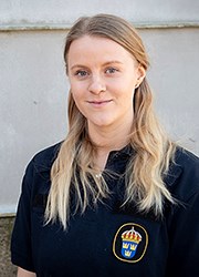 Linnea Löfblad i polisskjorta.
