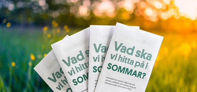 Somrig bakgrund bakom en knippe foldrar "Vad ska vi hitta på i sommar".