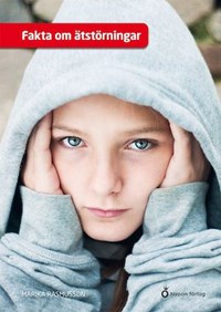 Bokomslag Fakta om &auml;tst&ouml;rningar - med bild p&aring; Ung person i gr&aring; luvtr&ouml;ja som h&aring;ller h&auml;nderna vid ansiktet med en allvarlig blick