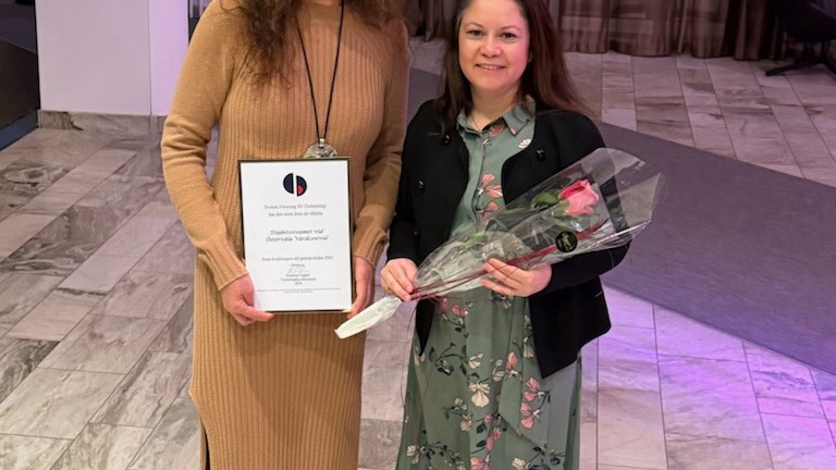 Diabetessjuksköterska Anna Olsson och verksamhetschef Ivonne Arvidsson tog emot utmärkelsen för Östervåla vårdcentral.