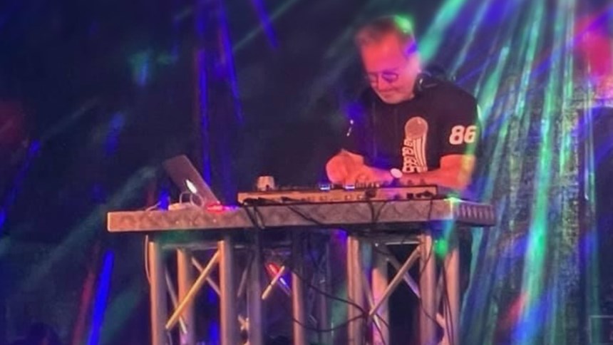 DJ Anders Mattson vid kontrollbord för musik.
