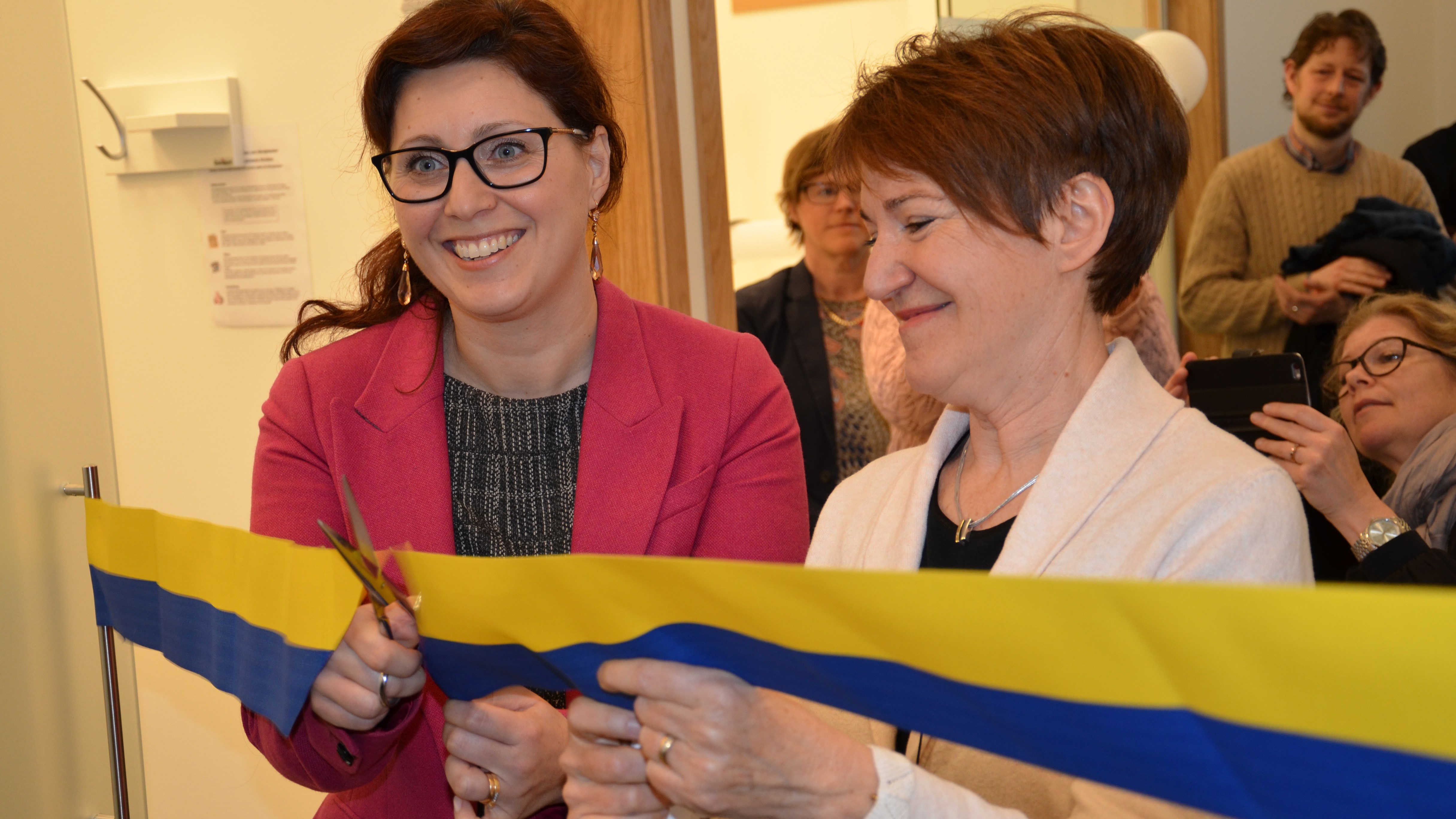 Vivianne Macdisi (S), regionråd och Gunilla Swanholm, tandvårdsdirektör, inviger Folktandvården Stationen. Kliniken har en egen profil med snabbspår och nya arbetssätt.