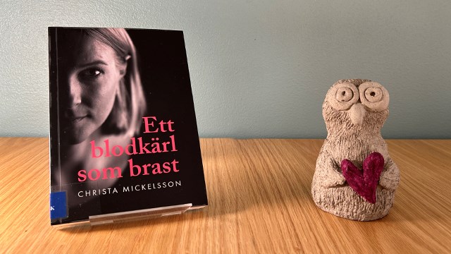 Svartvitt bokomslag med titeln "Ett blodkärl som brast". Foto, närbild på författaren vänd mot betraktaren.