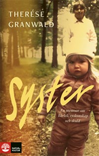 Omslag av boken Syster. Gulnat foto med barn och förälder i parkmiljö.