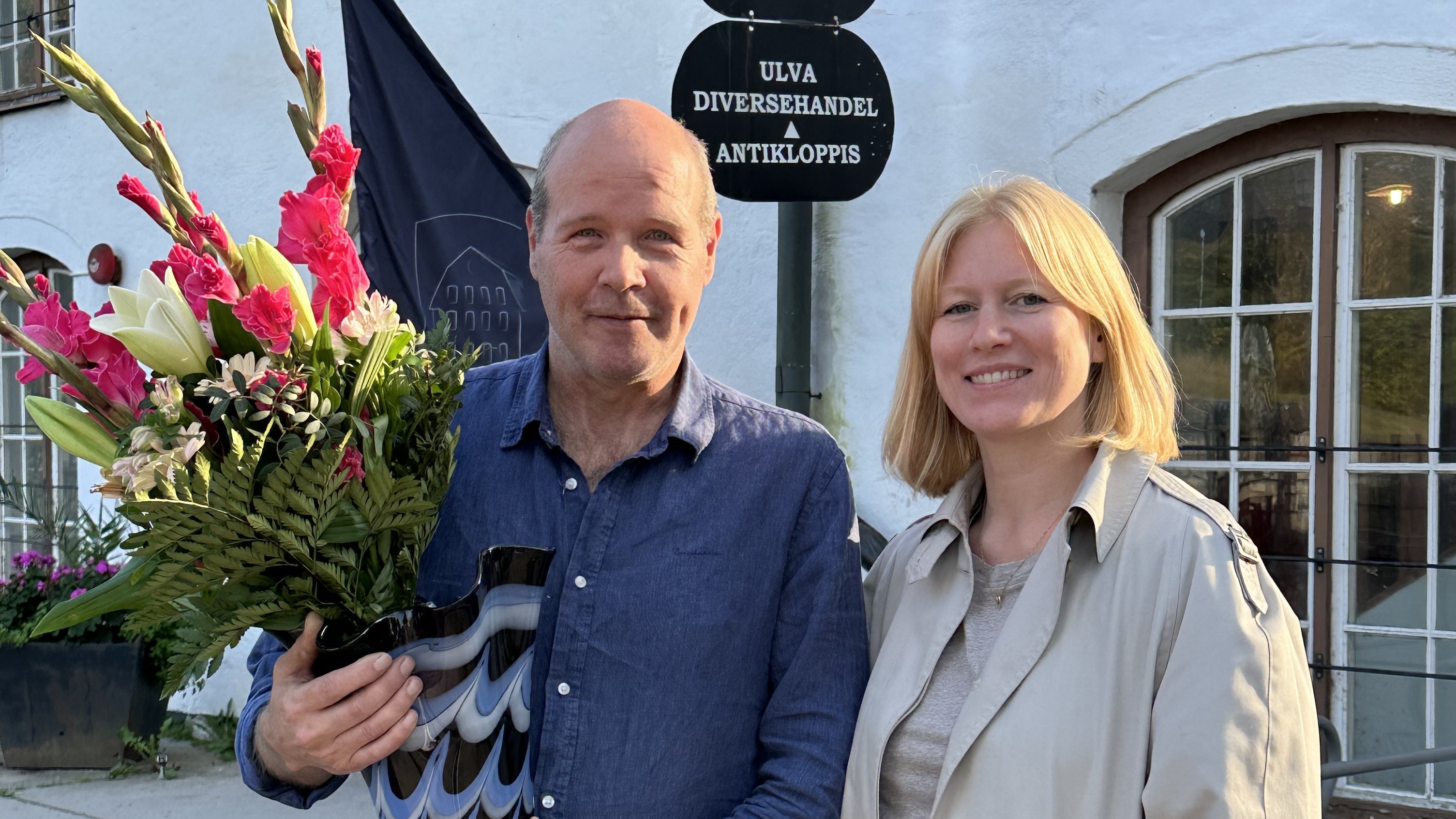 Regionrådet Unn Harsem (C) gratulerar Stefan Erlandsson, glasblåsare och ordförande för Ulva hantverk- och hyresförening.