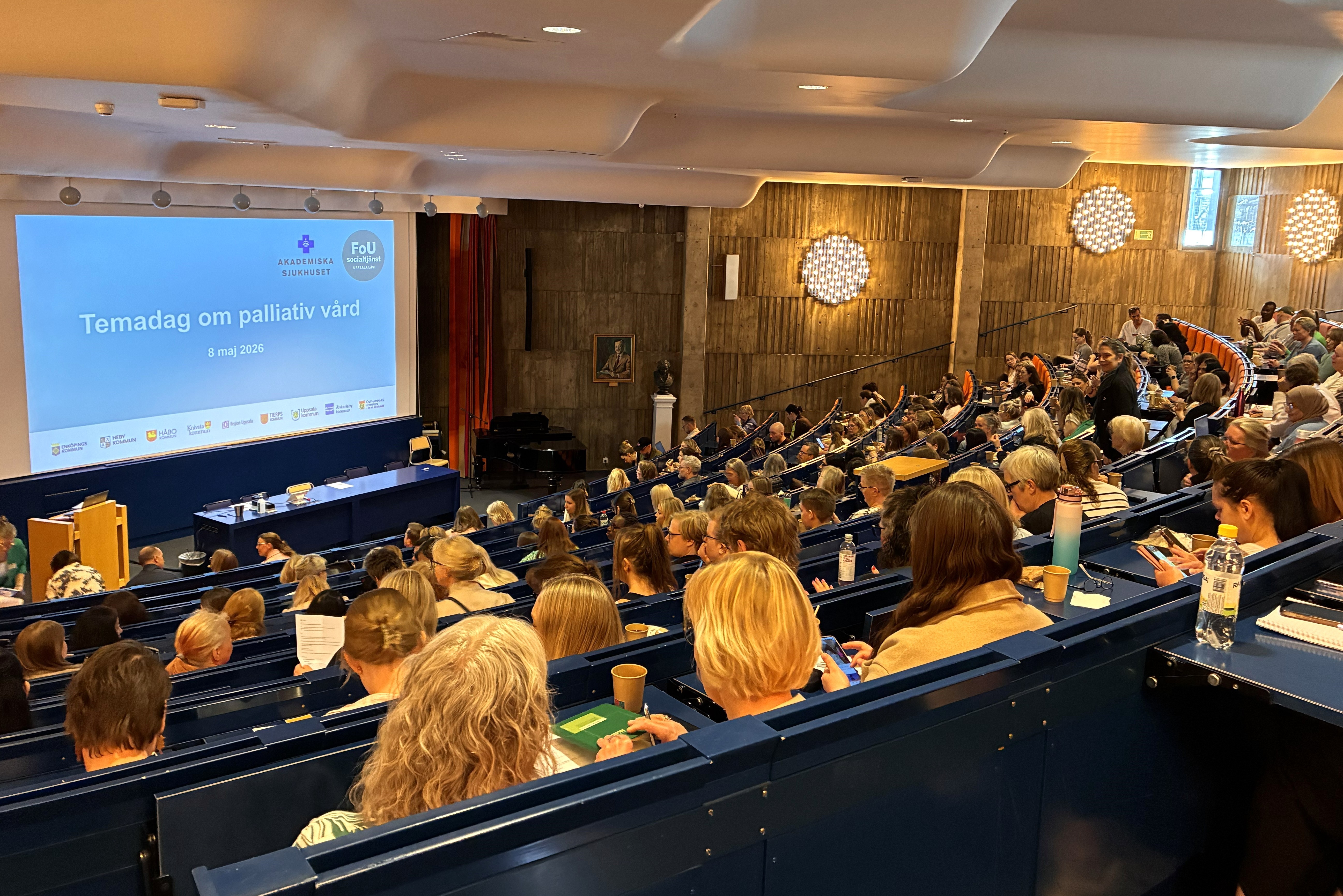 Fullsatt föreläsningssal under temadagen för palliativ vård.