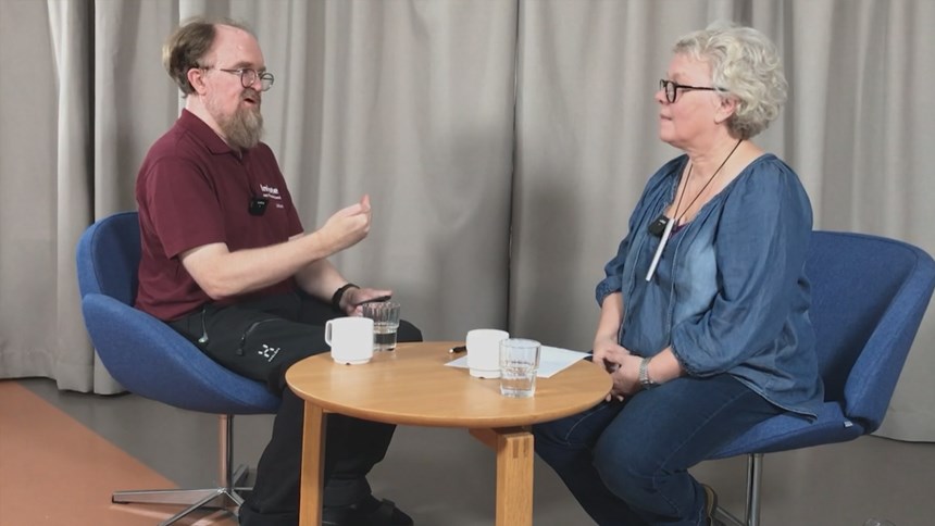 Johan och Ann i varsin f&aring;t&ouml;lj, litet bord emellan.  