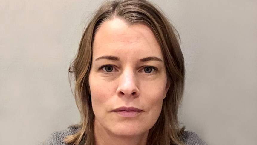 N&auml;rbild p&aring; f&ouml;rel&auml;saren Frida Wikberg.