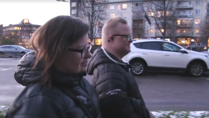 Bild fr&aring;n filmen. Tv&aring; personer promenerar i stadsmilj&ouml;.