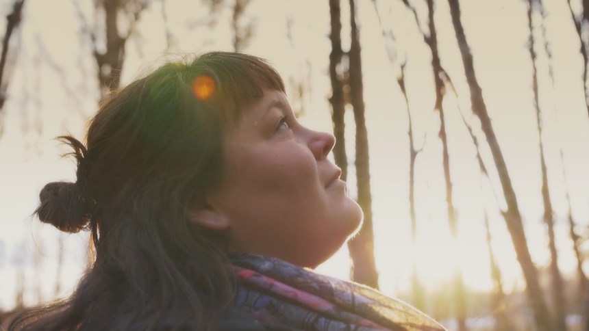 Bildklipp från filmen om OCD. Kvinna i profil.