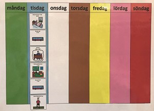 Schema med veckans dagar i kolumner med olika färger. På tisdagens kolumn finns bildsymboler med dagens aktiviteter.