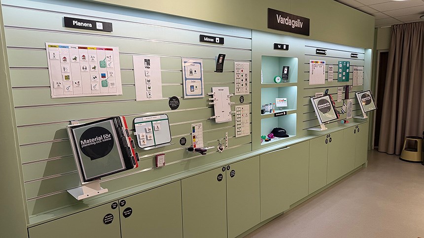 En vägg med information och olika hjälpmedel på infotekets visningstorg.