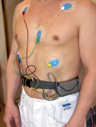 En mans bara överkropp med bandspelar-EKG fastsatt