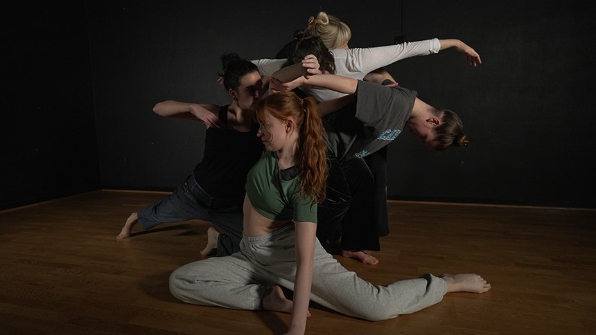 Dansare som med hjälp av sina kroppar format en skulptur. 