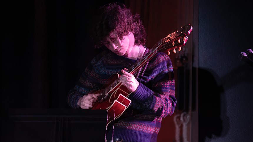 Foto på en person som spelar gitarr