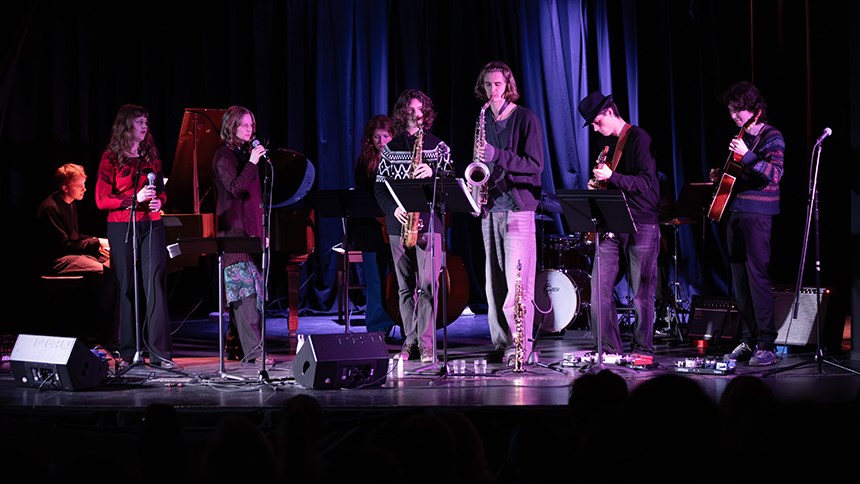 Fyra musiker spelar på en scen, två saxofon , en sång och en bas