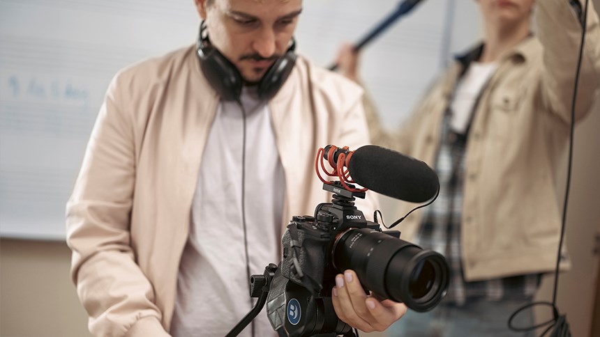 En person filmar med en filmkamera 
