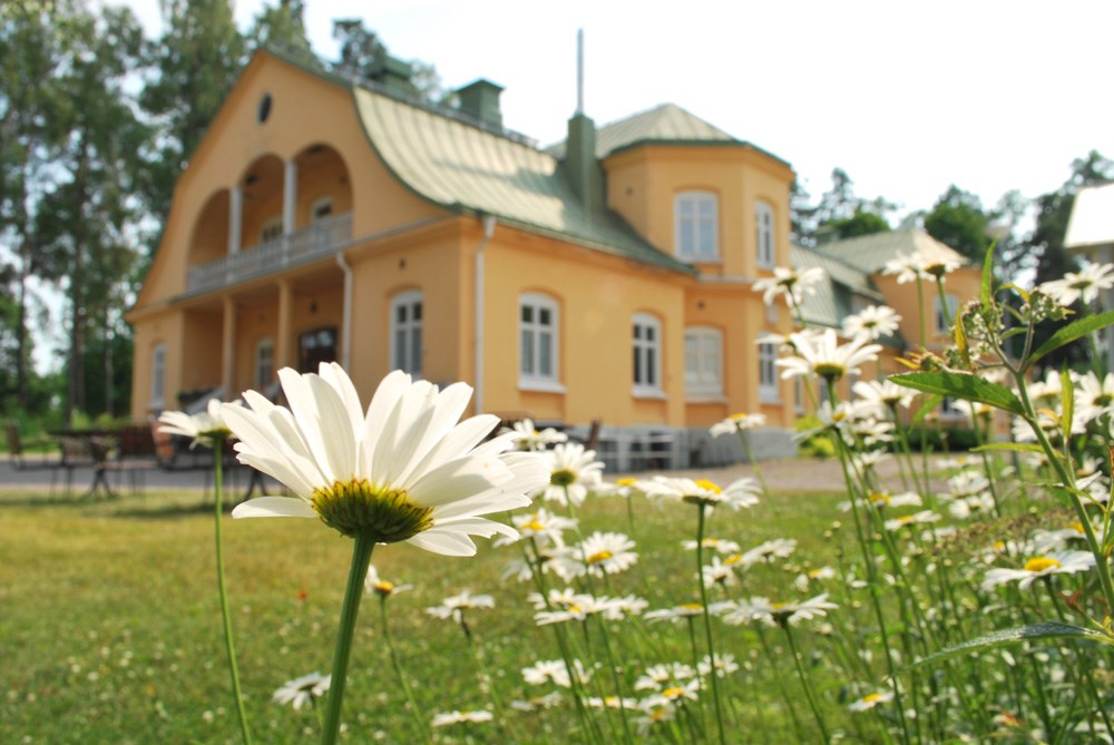 ESI-Tobo-exterior-med-blommor-1000pxl.jpg