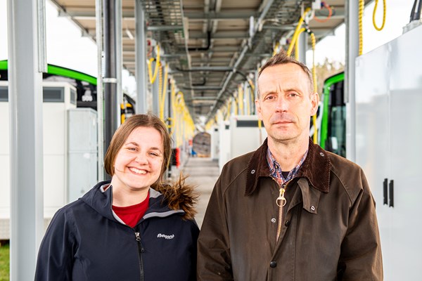 Porträtt på Håkan Moberg och Hanna Marklund vid stadsbussdepån i Uppsala