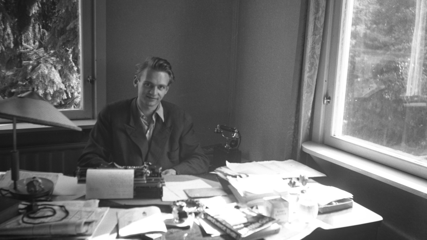 Man vid skrivbord i ljust rum 1940-tal