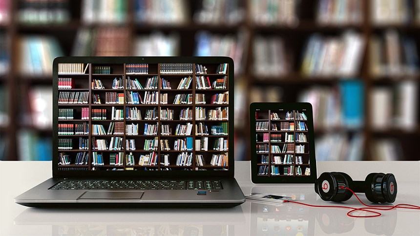 En uppslagen laptop i bibliotek.