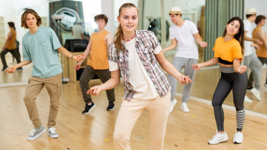 Ungdomar dansar i en danssal