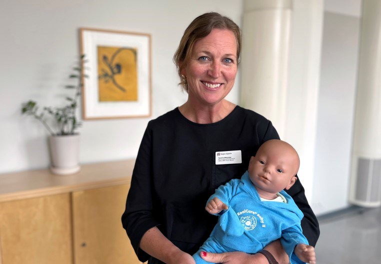 Sandra Melander med babysimulatorn Charlie