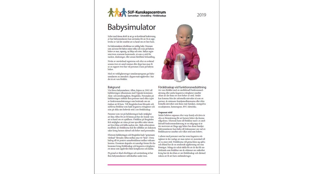 Broschyr med foto på babysimulator.